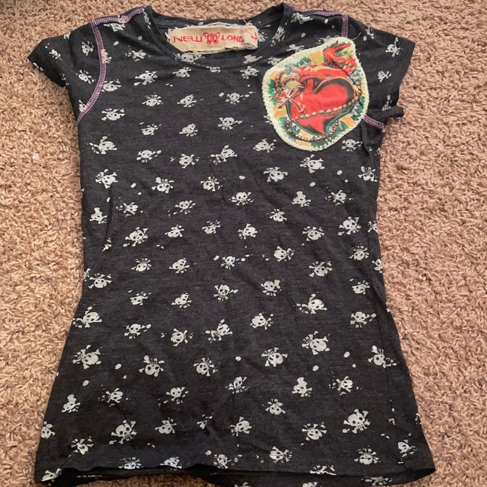 New London skull and heart top